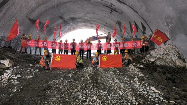 航心配资 向上突围丨深南高铁民福隧道顺利贯通